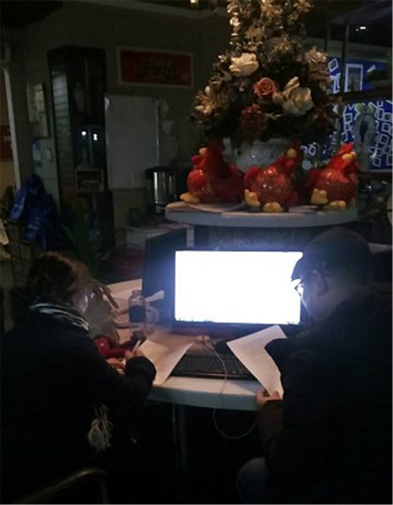 天黑風(fēng)大、夜深人忙，感謝施工中客戶帶著姐姐來(lái)公司再簽合同！