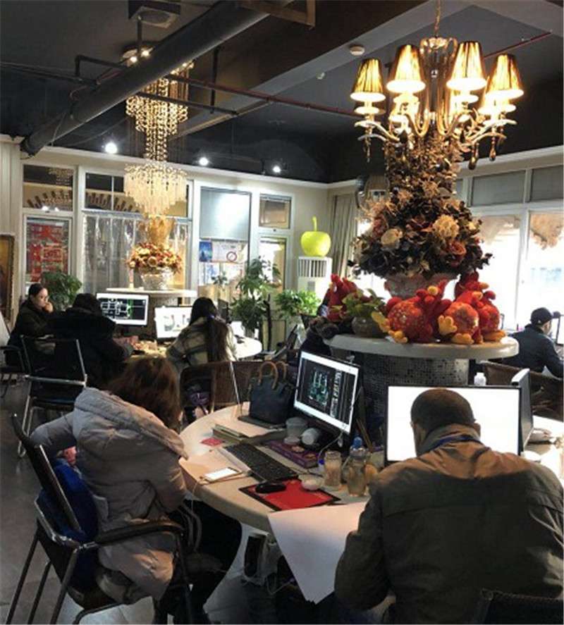 天黑風(fēng)大、夜深人忙，感謝施工中客戶帶著姐姐來(lái)公司再簽合同！