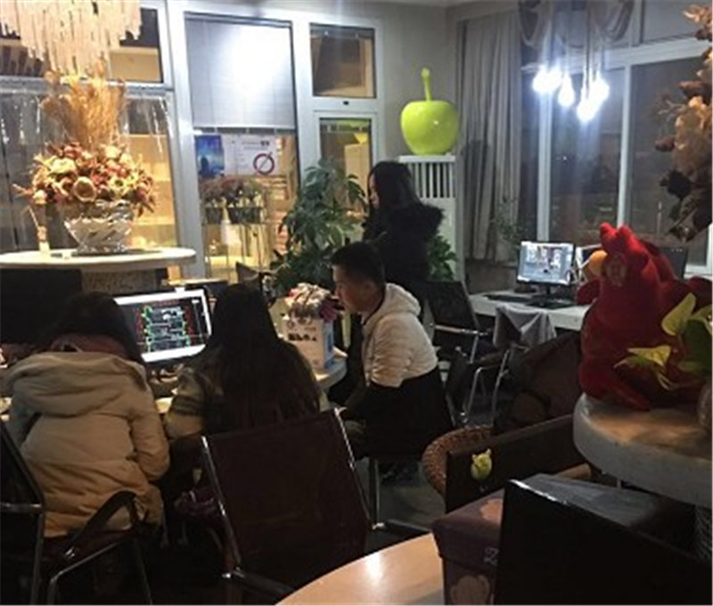 天黑風(fēng)大、夜深人忙，感謝施工中客戶帶著姐姐來(lái)公司再簽合同！